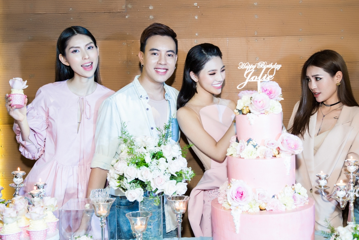 Cận cảnh tiệc sinh nhật xa hoa của Hoa hậu 9X thuộc hội con nhà giàu Việt 4